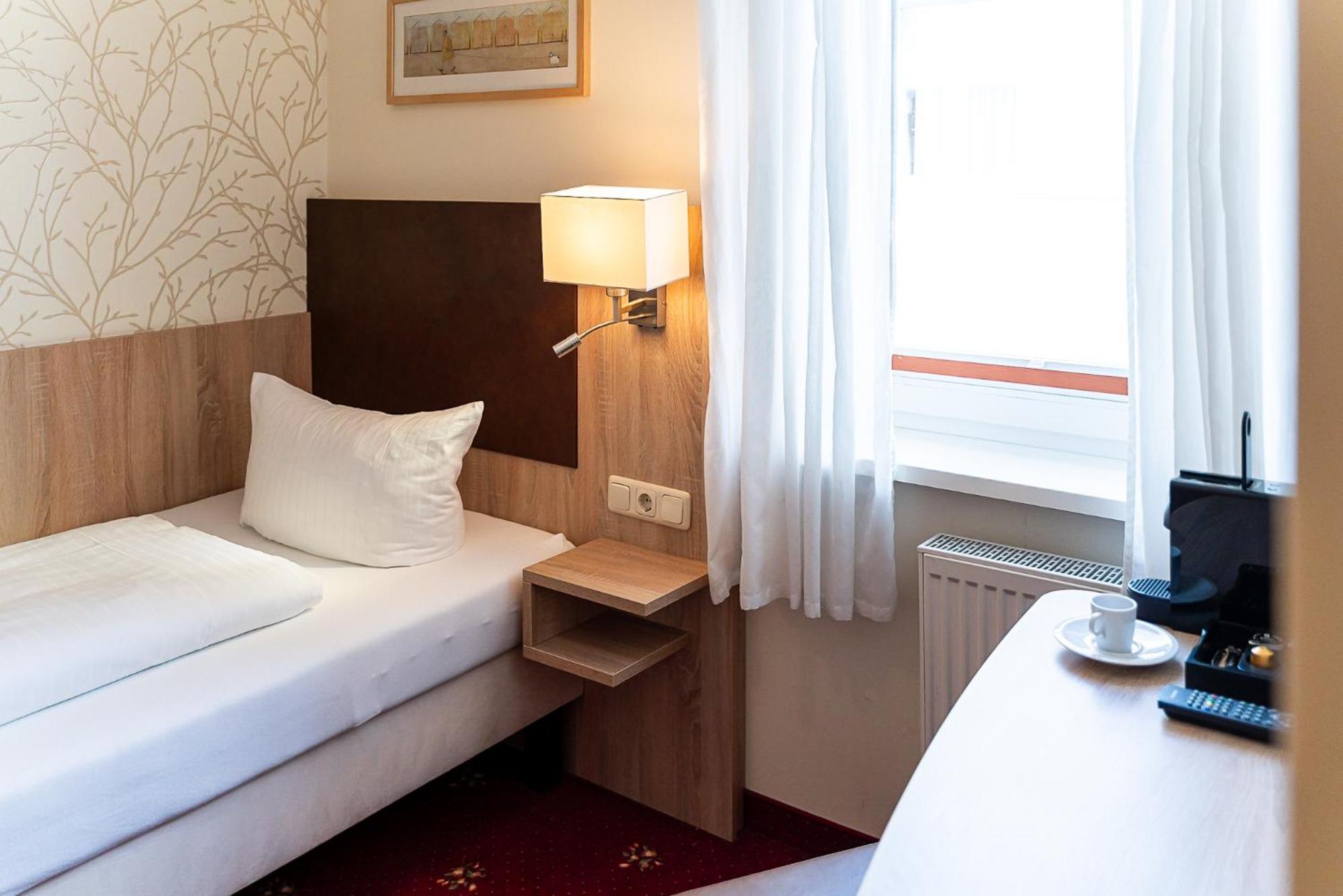 Sleepbeeone Wilhelmshaven Hotel ภายนอก รูปภาพ