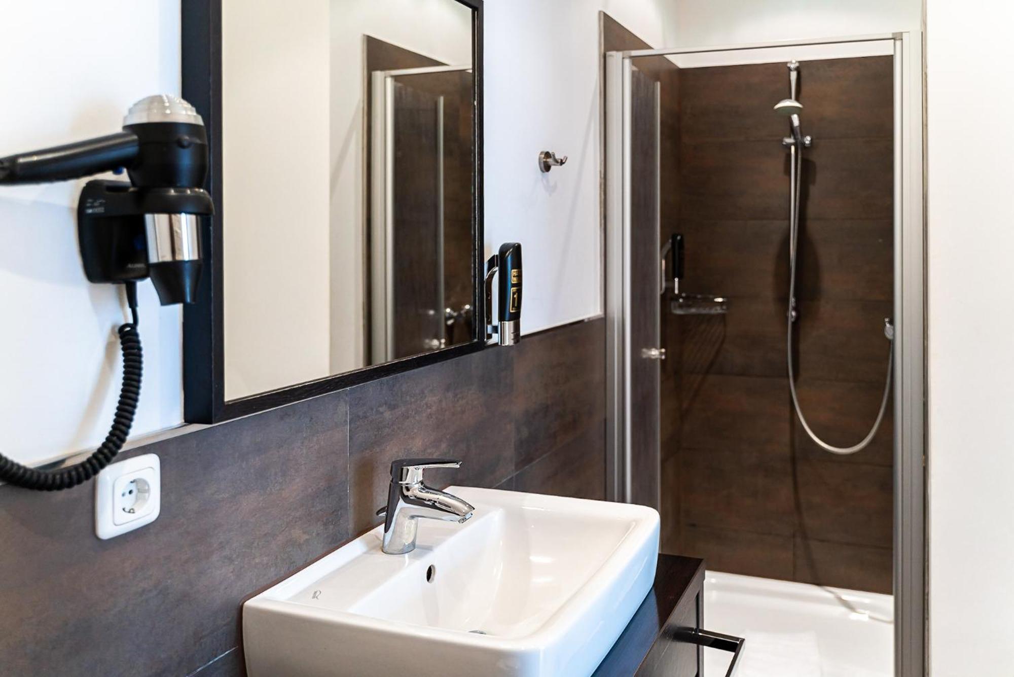Sleepbeeone Wilhelmshaven Hotel ภายนอก รูปภาพ